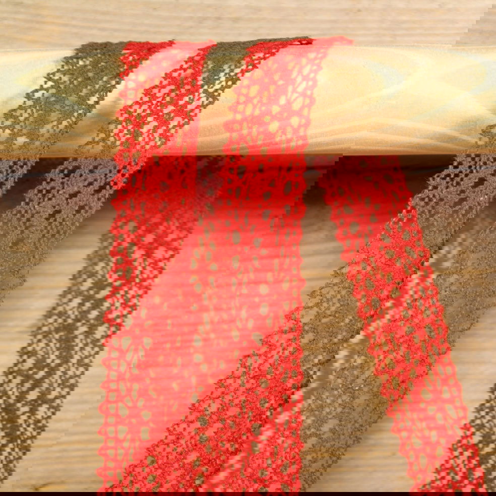 Gehaakt cadeaulint Rood - Kadopapier.net